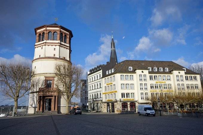 Дюссельдорфская ратуша (нем. rathaus düsseldorf). фото