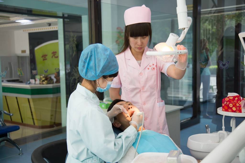 Протезирование зубов в китае