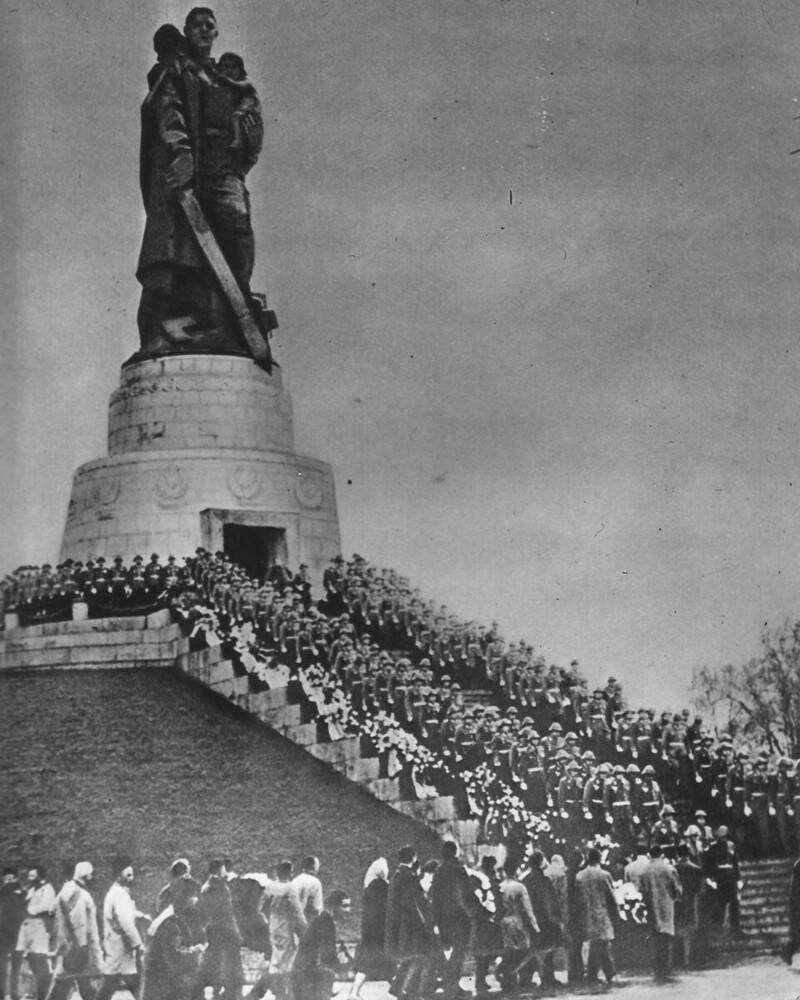 Советский военный мемориал и памятник воину-освободителю в трептов-парке в берлине. фото