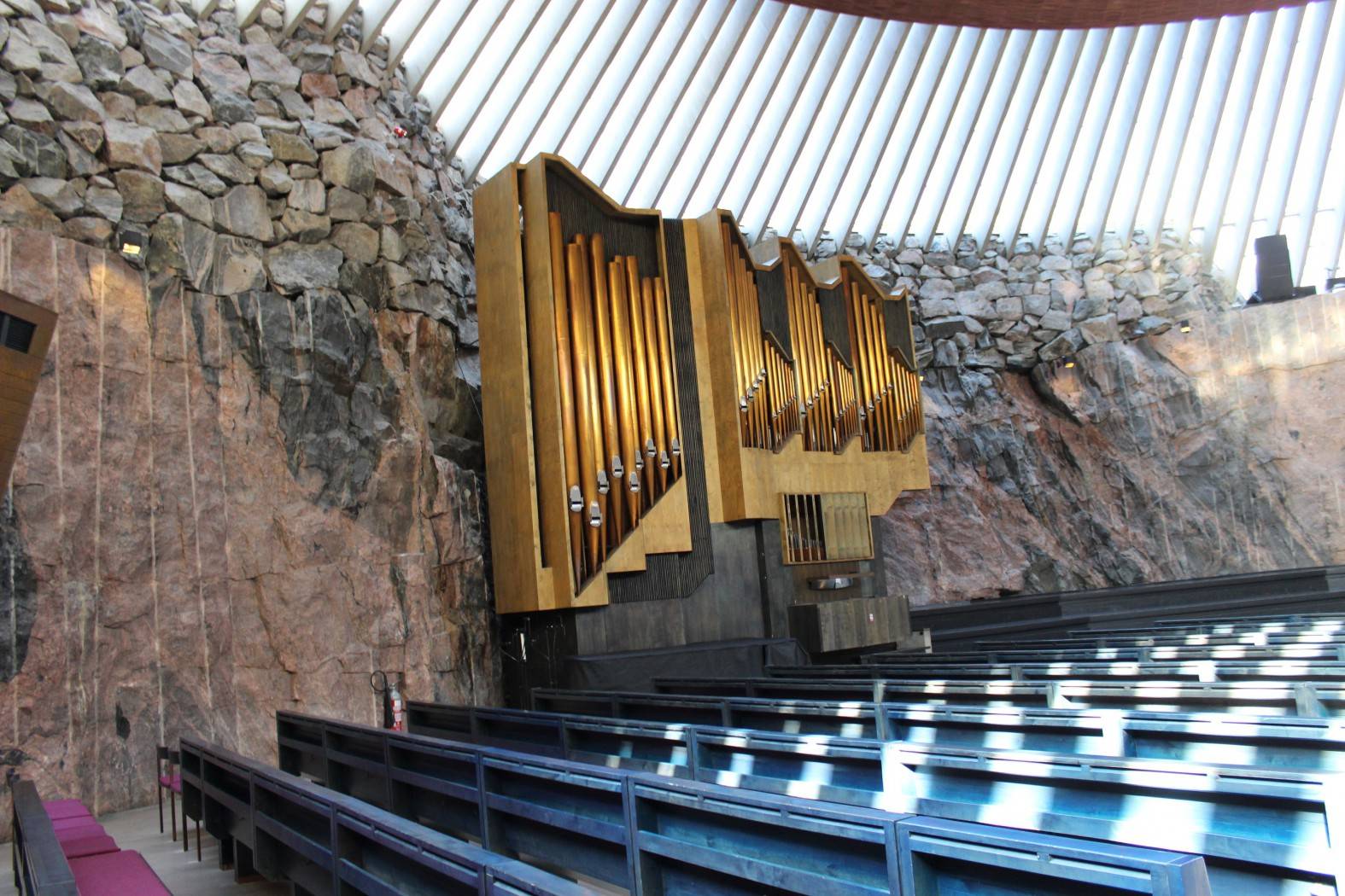 Церковь в скале в хельсинки (темппелиаукио)