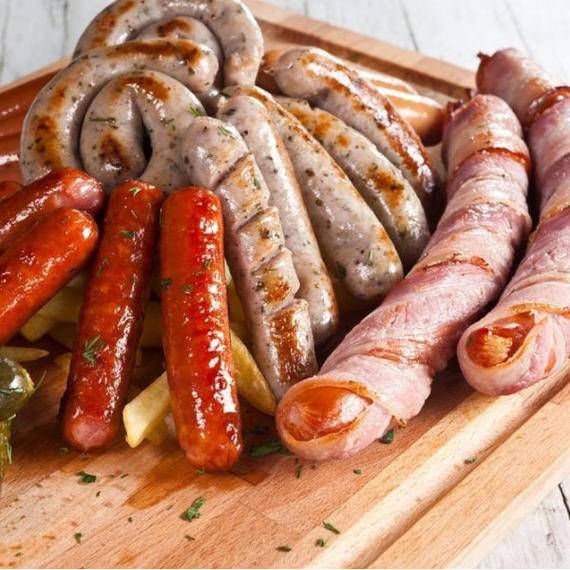 Как приготовить баварские колбаски и с чем их подать на стол