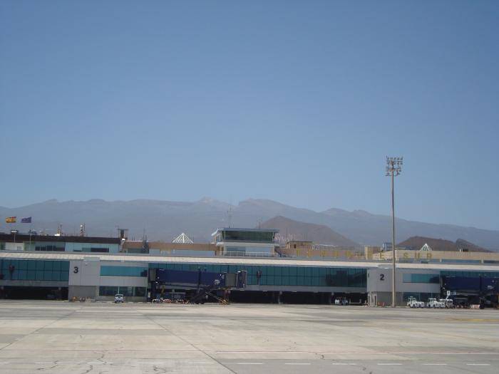 Популярный аэропорт испании - тенерифе южный