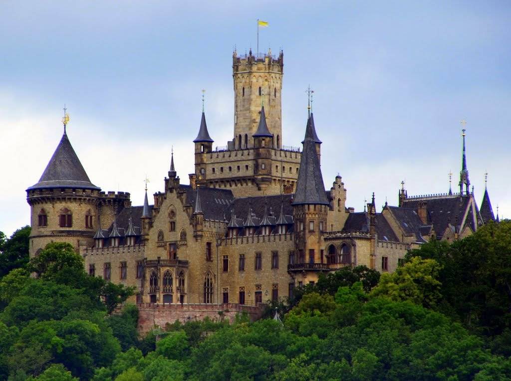Неоготическая жемчужина германии – замок мариенбург в саксонии