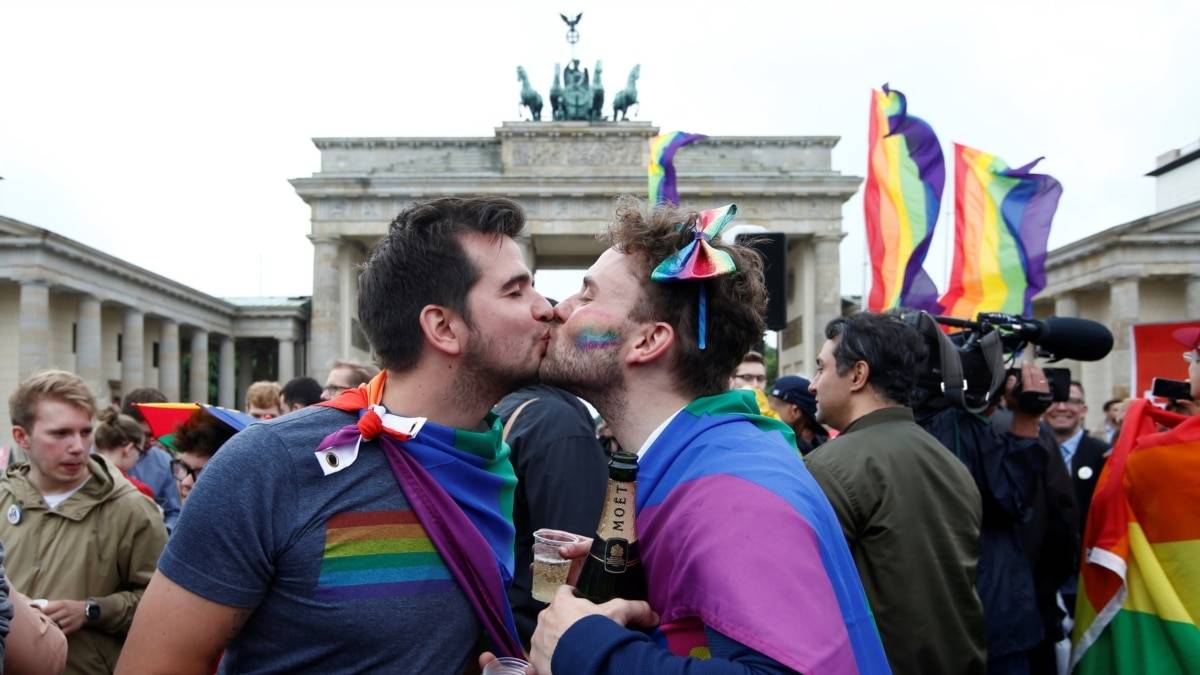 В германии приняли закон о легализации однополых браков