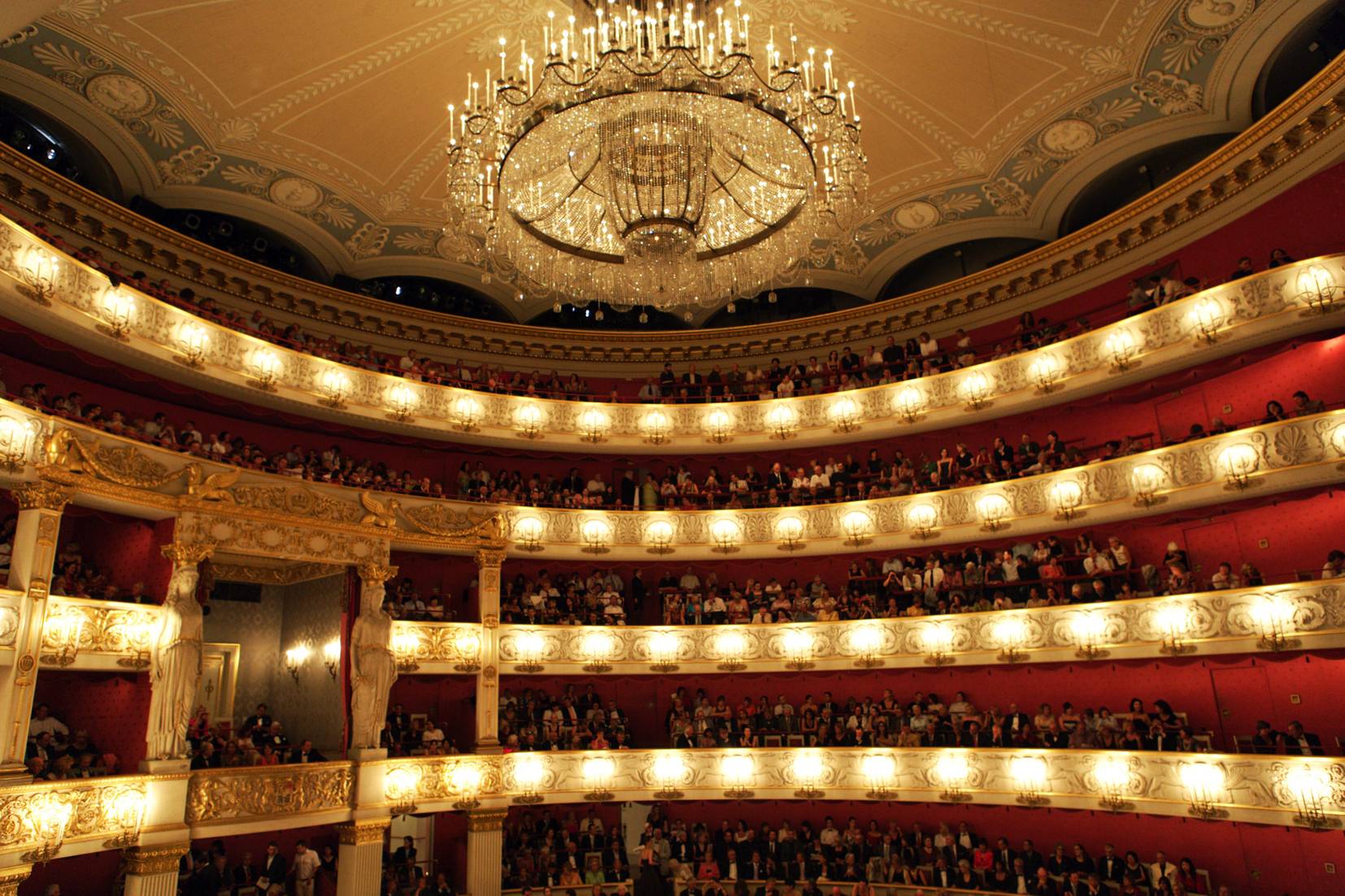 Йонас кауфман в опере рихарда вагнера «парсифаль» на мюнхенском оперном фестивале, баварская государственная опера, июнь-июль 2018 - бинокль