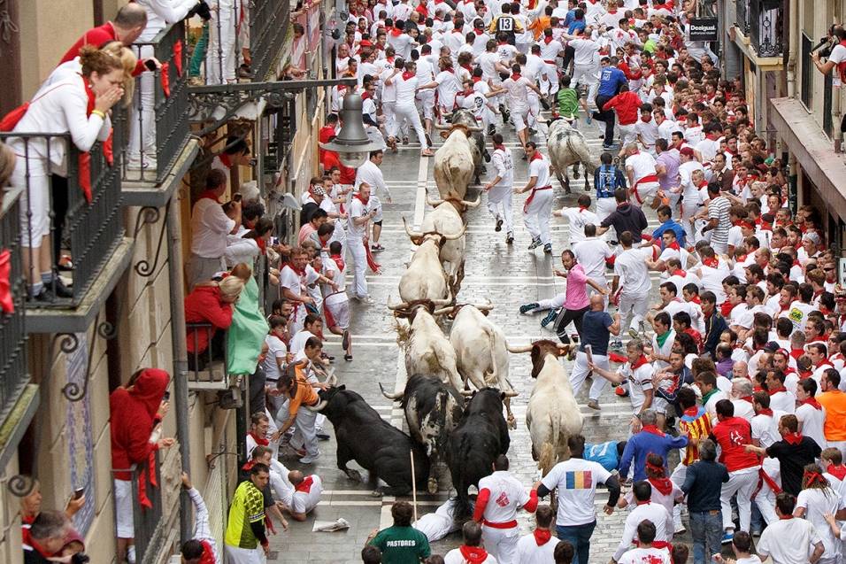 Фестиваль сан-фермин в памплоне в 2021 году: бег с быками