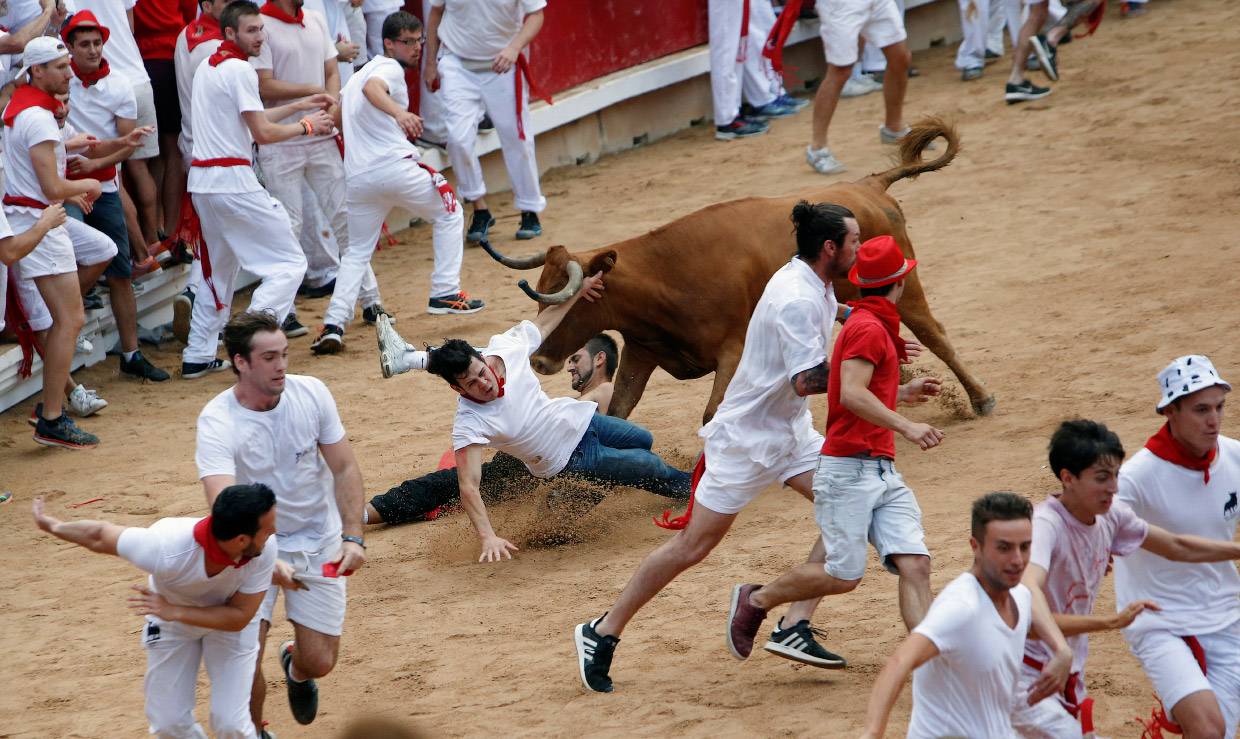 Безумный фестиваль сан-фермин в испании. опасные игры — коррида и энсьерра
