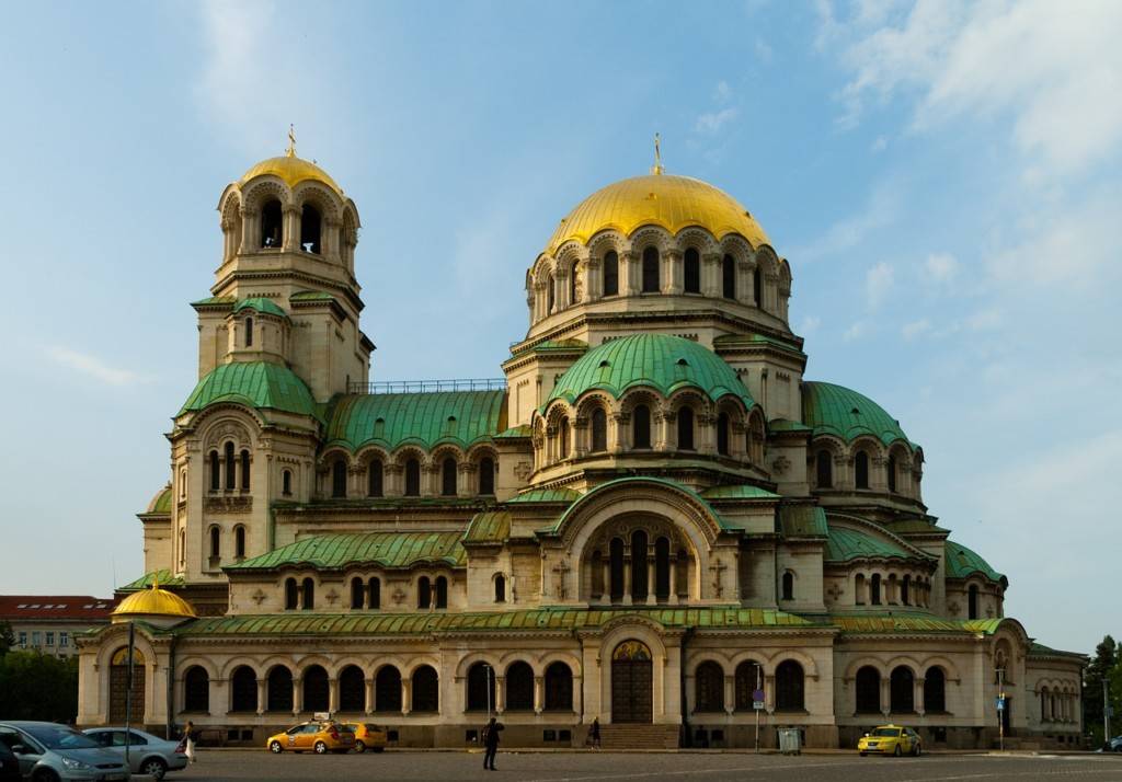Культовые сооружения: церкви, соборы, монастыри, мечети, синагоги